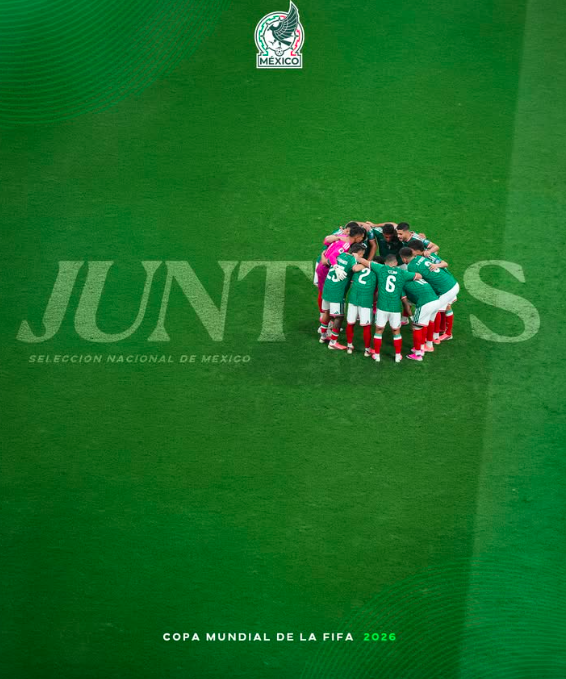 Vista aérea de los jugadores de la Selección de México unidos en un círculo sobre el césped, con la palabra "JUNTOS" integrada en el campo y el escudo oficial del equipo.