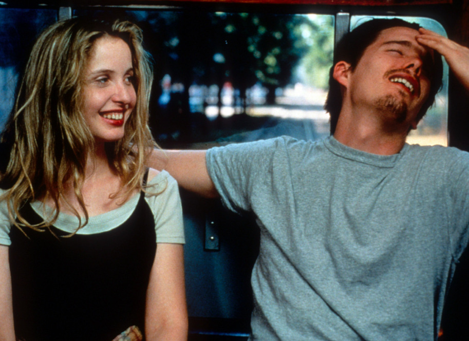 Julie Delpy e Ethan Hawke en una escena de la película 'Antes del amanecer' (1995), dirigida por Richard Linklater.