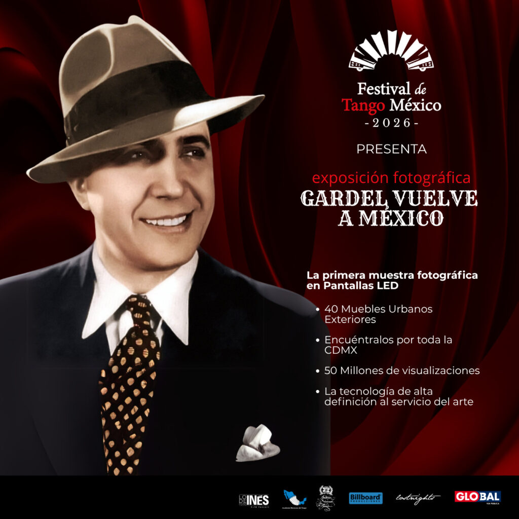 Cartel publicitario sobre fondo de cortinaje guinda y rojo. A la izquierda aparece un retrato de Carlos Gardel sonriendo con sombrero fedora beige, traje y corbata con patrones. A la derecha sobresale el logotipo del 'Festival de Tango México - 2026' con la ilustración de un bandoneón y el texto 'presenta exposición fotográfica GARDEL VUELVE A MÉXICO'. Incluye viñetas informativas que destacan la muestra en pantallas LED y 40 muebles urbanos por toda la CDMX.