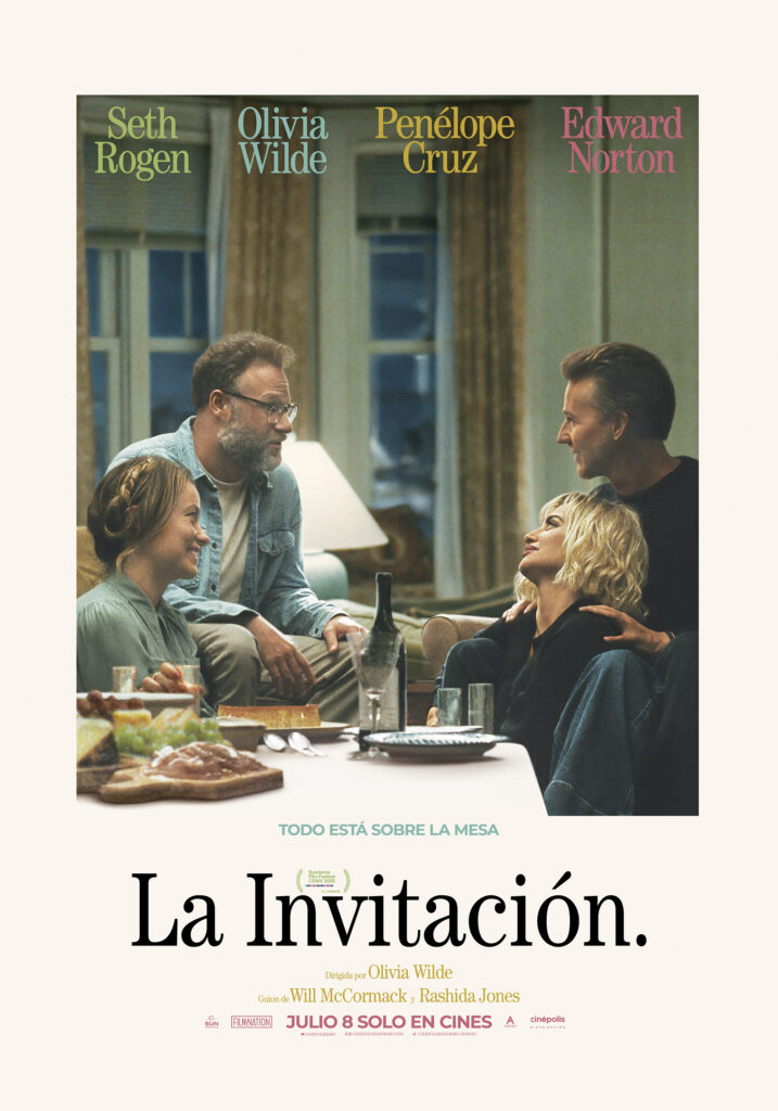 Póster oficial de la película 'La invitación' sobre un fondo beige claro. En la parte superior, los nombres de los protagonistas aparecen alineados: Seth Rogen, Olivia Wilde, Penélope Cruz y Edward Norton. Al centro, la imagen rectangular muestra a los cuatro personajes interactuando alrededor de una mesa con comida y una botella de vino. A la izquierda, Olivia Wilde sonríe de perfil junto a Seth Rogen, quien usa lentes y camisa de mezclilla; a la derecha, Penélope Cruz mira hacia arriba mientras Edward Norton la sujeta por los hombros. Abajo se lee el eslogan 'TODO ESTÁ SOBRE LA MESA' y el título 'La Invitación.' en letras negras grandes, seguido de los créditos de dirección y guion, con la fecha 'JULIO 8 SOLO EN CINES' y los logotipos de Cinépolis.