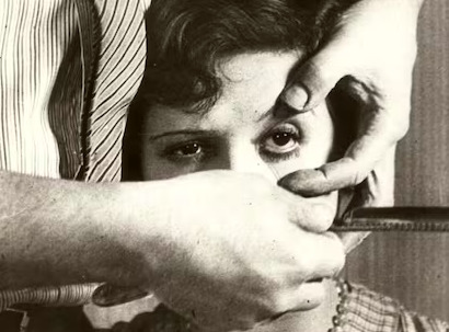 Primer plano de la icónica escena del ojo y la navaja de afeitar en la película surrealista 'Un perro andaluz' (1929), de Luis Buñuel.