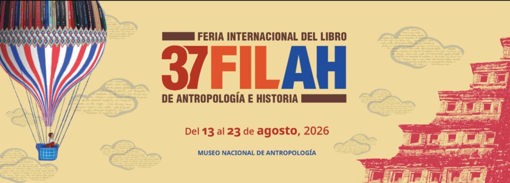 Cartel publicitario horizontal sobre fondo beige. A la izquierda aparece un globo aerostático ilustrado cuya canastilla lleva una persona y cuya esfera está formada por lomos de libros apilados verticalmente. Al centro destaca la tipografía 'FERIA INTERNACIONAL DEL LIBRO 37 FILAH DE ANTROPOLOGÍA E HISTORIA' en colores rojo, azul y marrón, seguida de la fecha 'Del 13 al 23 de agosto, 2026' y la sede 'MUSEO NACIONAL DE ANTROPOLOGÍA'. A la derecha se aprecia la ilustración en tono rojo de la Pirámide de los Nichos de El Tajín.