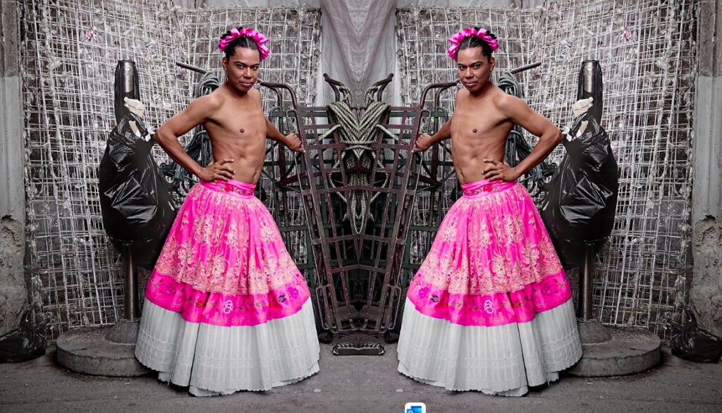 Fotografía con efecto especular simétrico del artista muxe Lukas Avendaño. Aparece con el torso descubierto, luciendo una falda folclórica tradicional rosa con encaje blanco y bordados florales, además de un tocado de flores rosas en el cabello. Posa con una mano en la cadera y la otra apoyada sobre una estructura metálica, rodeado por bolsas de basura negras y rejillas en un fondo industrial.