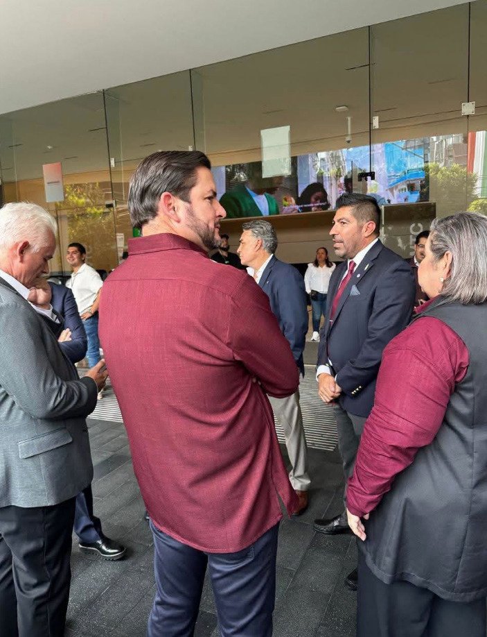 Aspirantes a la candidatura de Morena y Partido Verde a la gubernatura de Baja California conversando en la entrada del World Trade Center de la Ciudad de México.