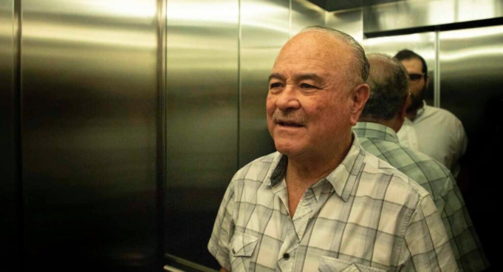 El exgobernador de Baja California Ernesto Ruffo Appel vistiendo camisa a cuadros en un elevador, tras obtener el beneficio de prisión domiciliaria en Ensenada.