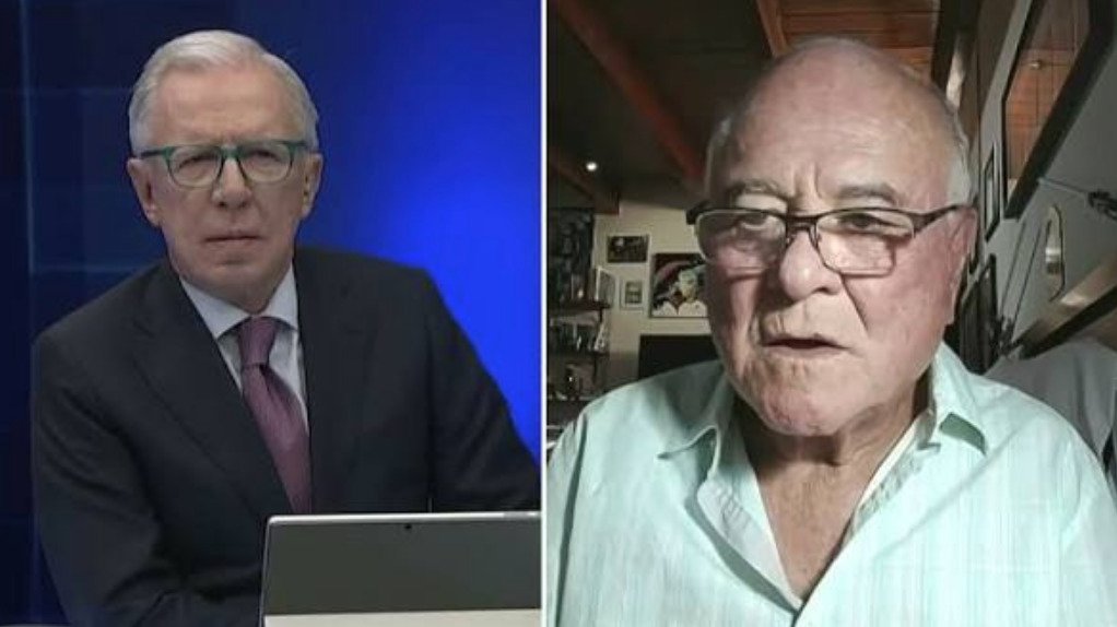 Pantalla dividida con el periodista Joaquín López-Dóriga en estudio y el exgobernador Ernesto Ruffo Appel en videollamada desde su casa en Ensenada.
