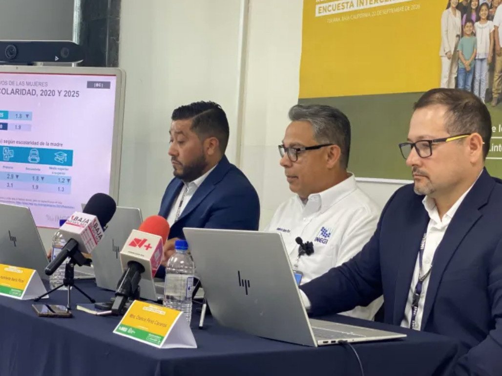 Humberto Ibarra Picos (al centro) en mesa de presídium junto a funcionarios del INEGI frente a micrófonos de prensa y pantallas con datos estadísticos.