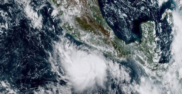 Imagen satelital que muestra la densa masa nubosa del huracán Polo en el Océano Pacífico, desplazándose hacia la península de Baja California.