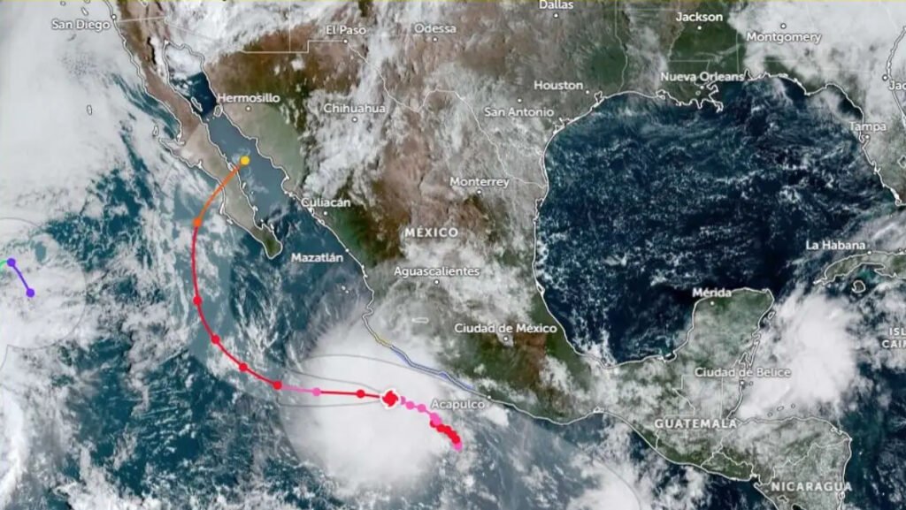 Mapa satelital que muestra la masa nubosa del huracán Polo y su trayectoria proyectada en línea curva a lo largo de las costas del Pacífico mexicano hacia la península de Baja California.