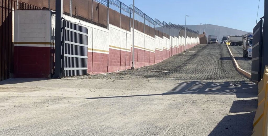 Acceso y garita perimetral del libramiento entre Otay I y Otay II en Tijuana durante el inicio de operaciones para camiones de carga.