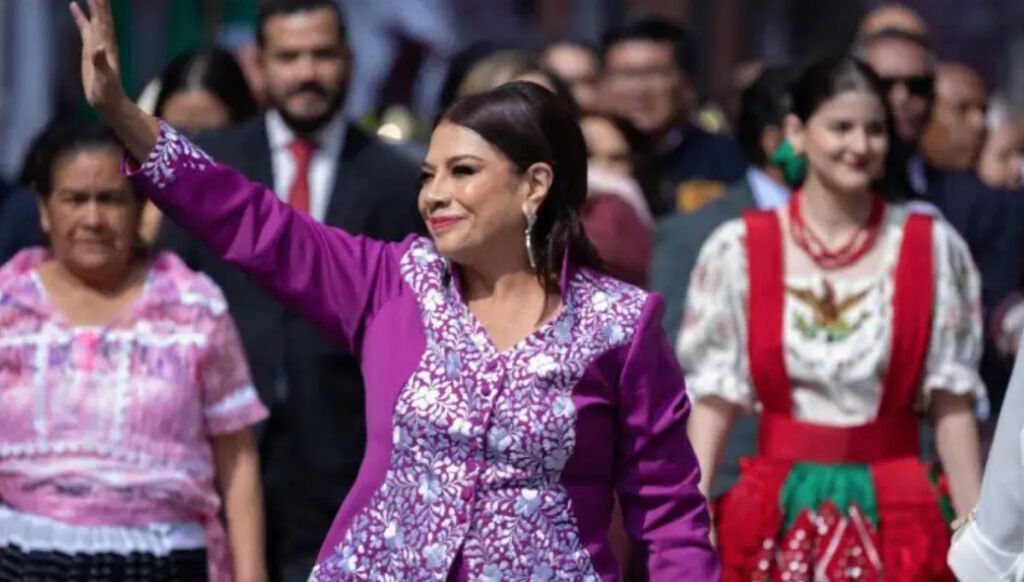 La jefa de Gobierno Clara Brugada saludando a los asistentes a su llegada al Congreso de la Ciudad de México para rendir su informe.