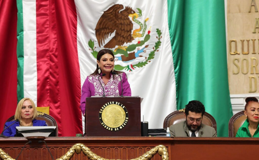 La jefa de Gobierno Clara Brugada rindiendo su segundo informe ante el Congreso de la Ciudad de México en la tribuna legislativa.