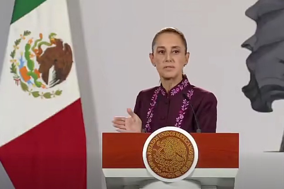 La presidenta Claudia Sheinbaum Pardo en el pódium presidencial durante su conferencia mañanera abordando el caso de las sanciones de la OFAC.