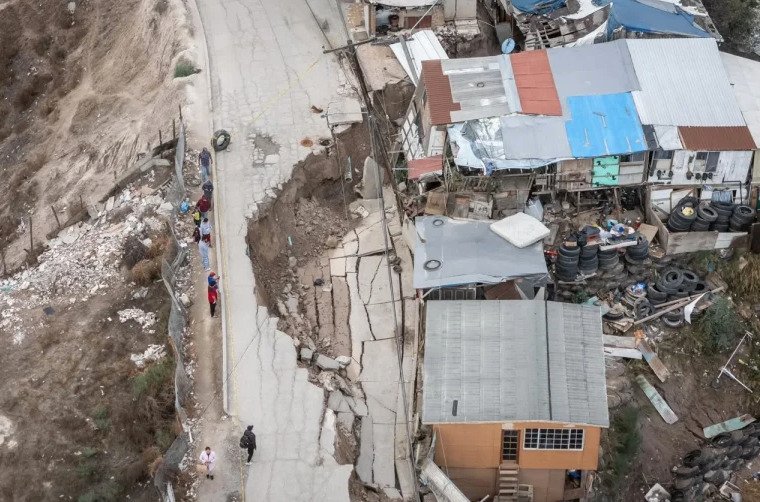 Vista aérea de un grave deslizamiento de tierra y colapso de pavimento junto a viviendas en la colonia 3 de Octubre en Tijuana.