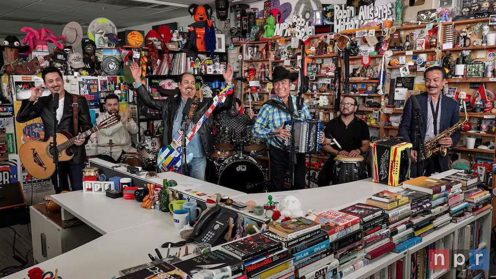 Integrantes de Los Tigres del Norte tocando acordeón, bajo, guitarra y saxofón durante su presentación en el Tiny Desk Concert de NPR.