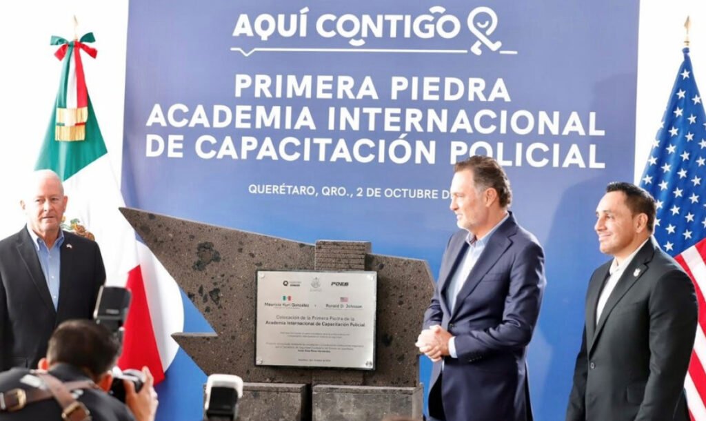 El gobernador Mauricio Kuri González y Ronald Johnson junto a la placa de colocación de la primera piedra de la Academia Internacional de Capacitación Policial en Querétaro.