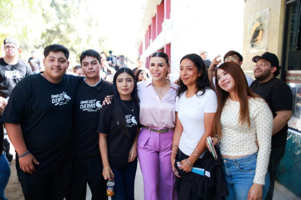 La gobernadora Marina del Pilar junto a un grupo de jóvenes estudiantes de Baja California durante la presentación del Premio Estatal de la Juventud 2026.